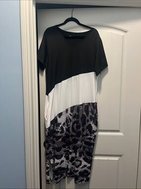 Colorblock V-Neck Maxi Dress in Black, White & Gray
